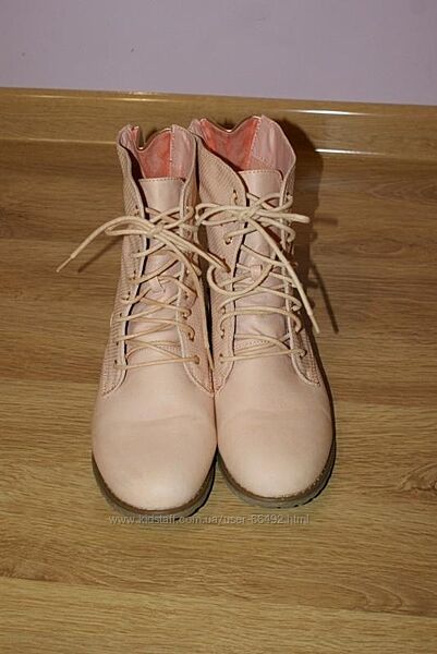 Стильні ошатні демі черевики пудрового кольору. 