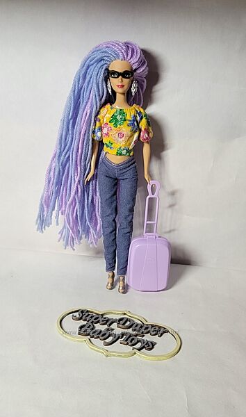 Ексклюзивна лялька в одязі з чемоданом. 