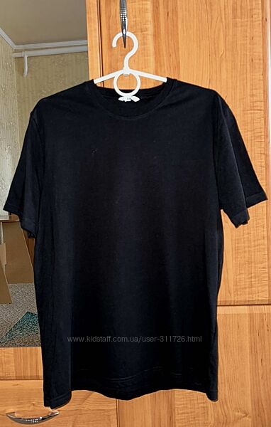 Черная футболка размер М