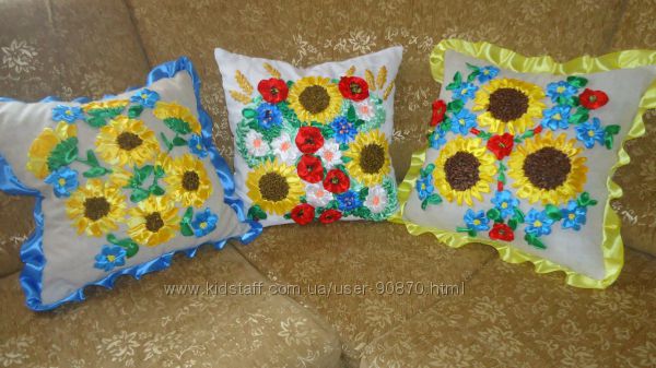 Подушки, наволочки, рушники, вишиті атласними стрічками