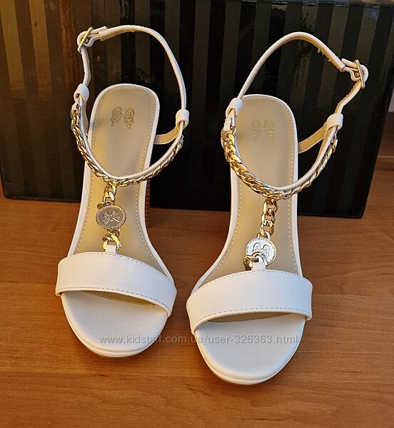 Белые кожаные босоножки от Viktoria Secret 