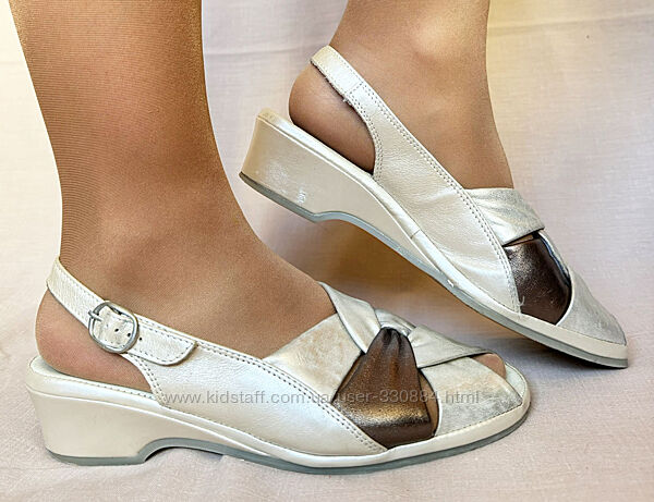 688. Босоніжки шкіряні Beegle 40 р.