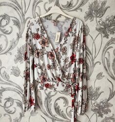 Блуза в цветах на запах forever 21 