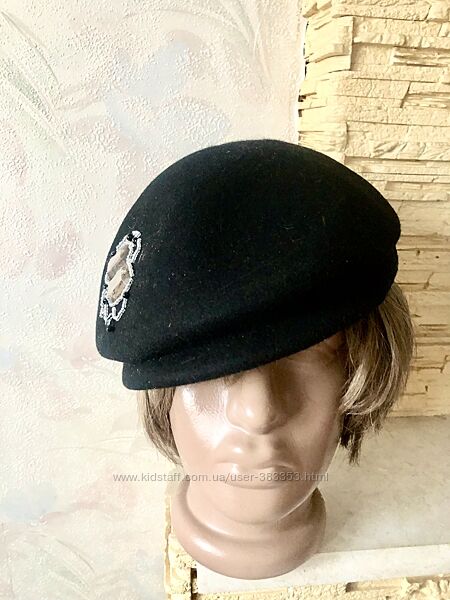 Женская черная кепка из шерстяного фетра с декором 