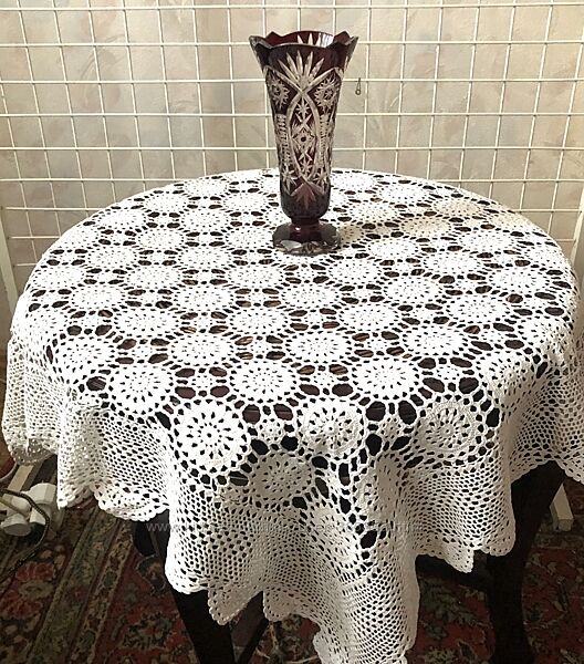 Вязаная скатерть -круги. 105х95 см