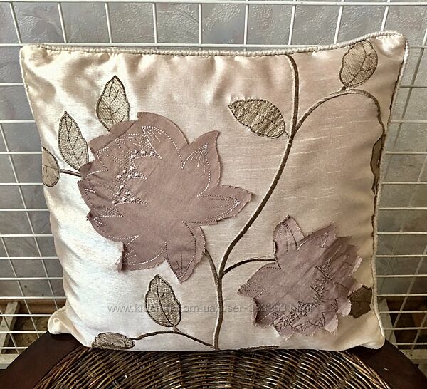 Шелковая пудровая наволочка с аппликацией. 42х43 см