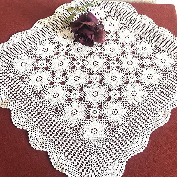 Скатерть на кофейный столик  ромашки 65х65 см