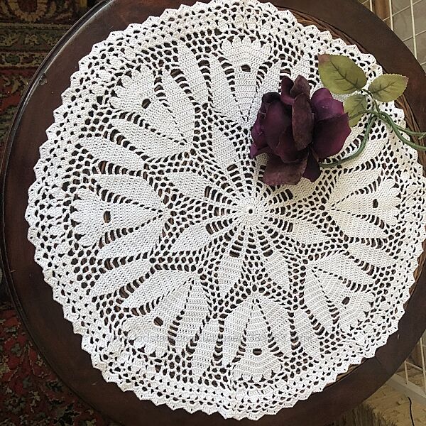 Белая скатерть на кофейный стол -колокольчики-60 см