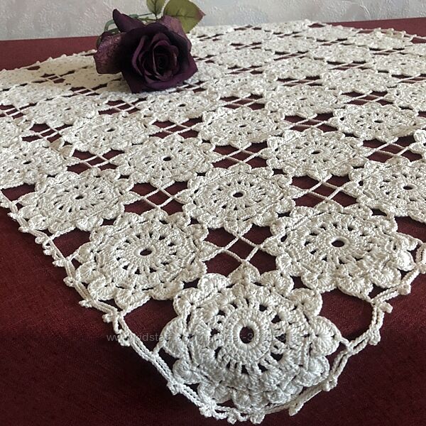 Цветочная скатерть крючком 65х65 см