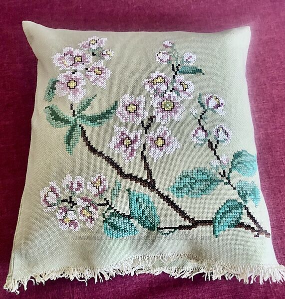 Мятный чехол с вышивкой крестиком