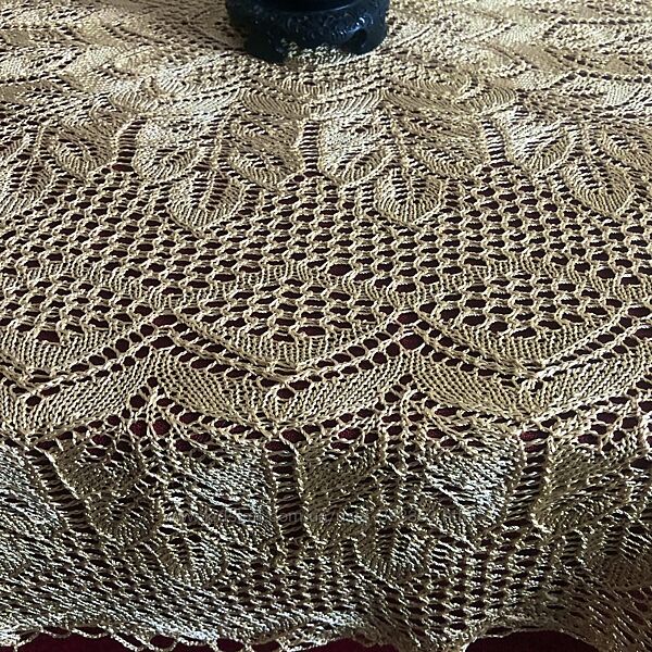 Золотая шелковая скатерть ручной работы 130х115 см