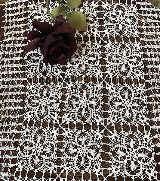 Тончайшая кружевная дорожка крючком  95х48 см