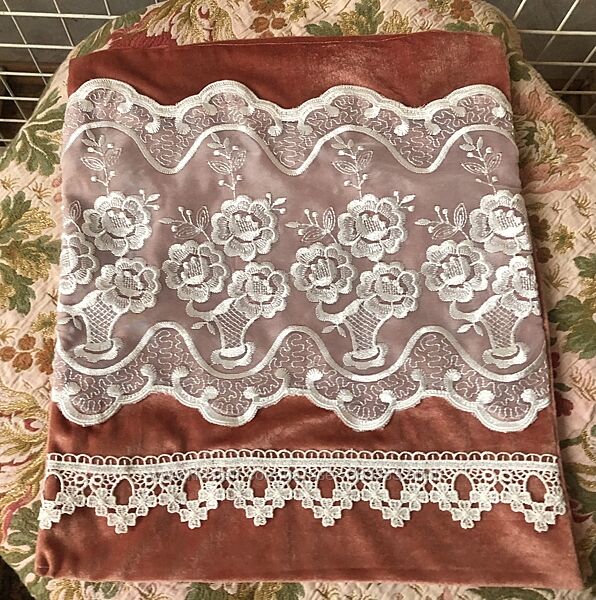 Велюровый чехол с кружевом 45х40 см