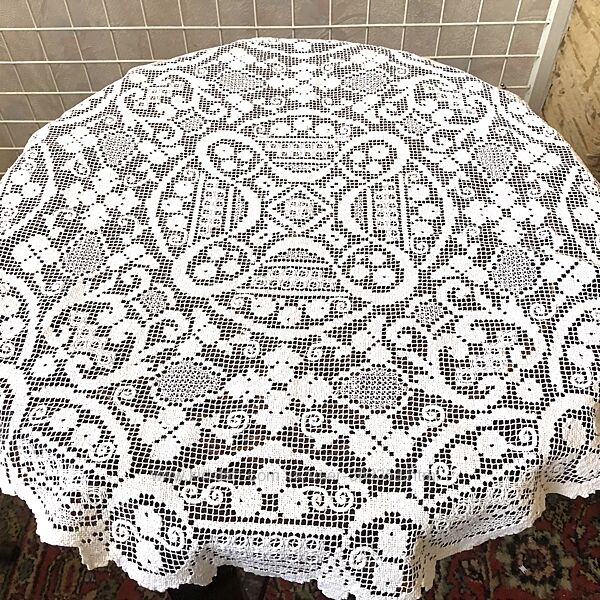 Филейного -гипюрная вышивка -скатерть 74 см