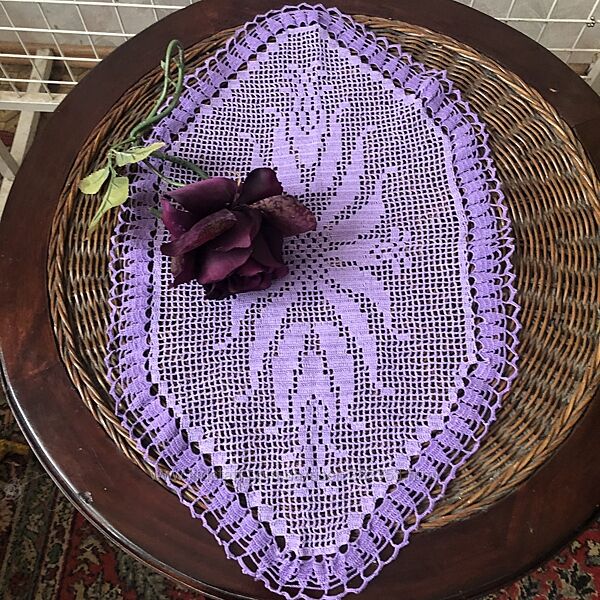 Фиалковая салфетка филейного кружева 55х35 см