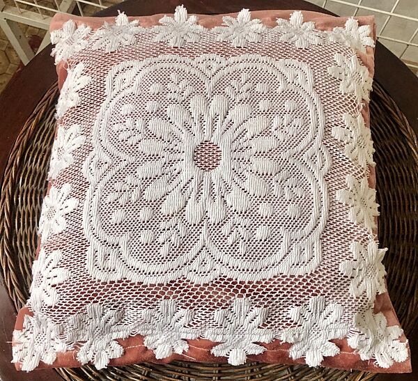 Бархатный чехол с кружевной панелью.  40х37 см