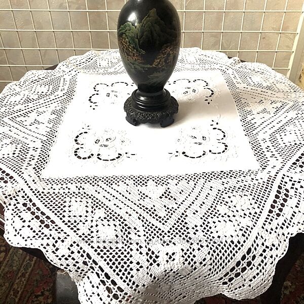 Скатерть с филейным кружевом и вышивкой   Ришелье 65х65 см