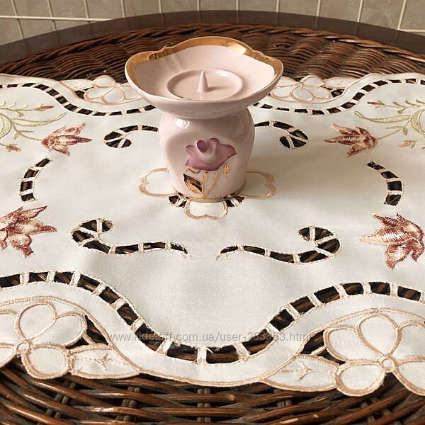 Молочная  салфеткпс вышивкой ришелье. 48х30 см