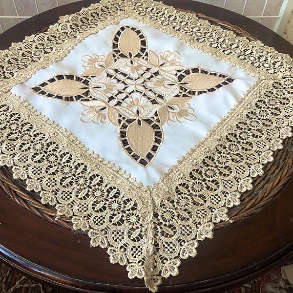 Салфетка с вышивкой ришелье золотая45х45 см