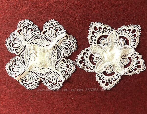 Комплект из 2 салфеток с кружевом макраме.  25 см