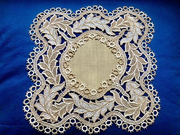 Салфетка с игольным кружевом  листья. 28х28 см