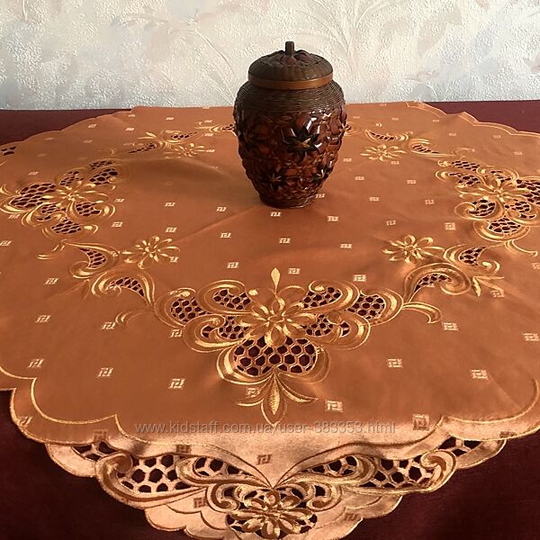 Терракотовая скатерть с вышивкой ришелье 83х83 см