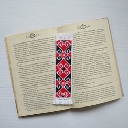 Закладка в українському стилі з двосторонньою ручною вишивкою.