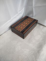 Старовинне веретено та скринька.