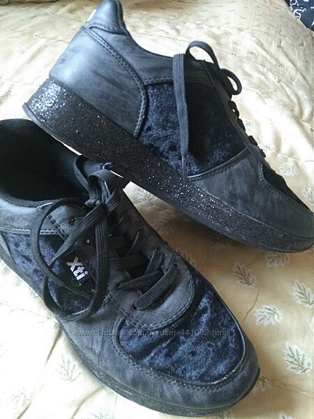 Фірмові кросівки 36