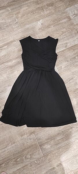 Чорне плаття з декольте