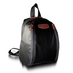 Небольшой рюкзак черного цвета.