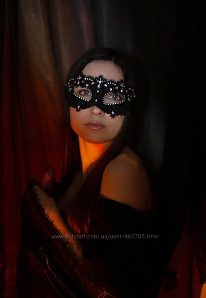 Чорна жіноча карнавальна маска зі стразами 