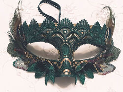 Розкішна карнавальна маска з пірям павича