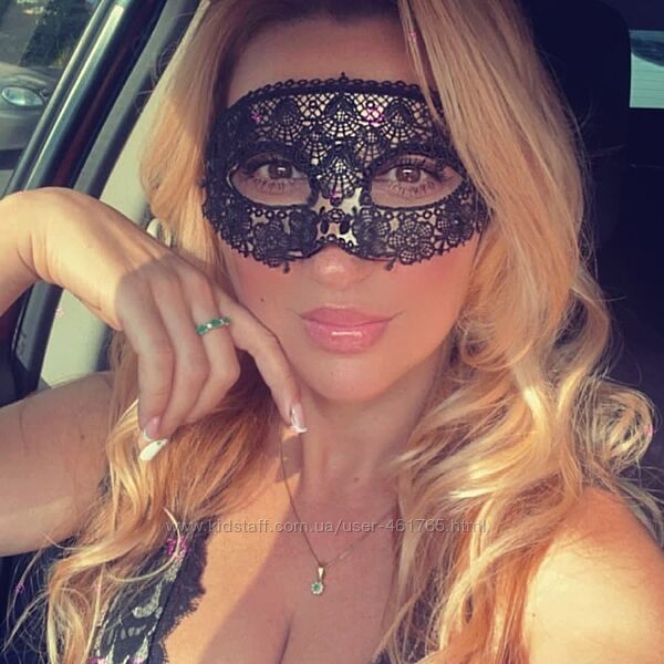 Розкішна жіноча маска з чорним мереживом.