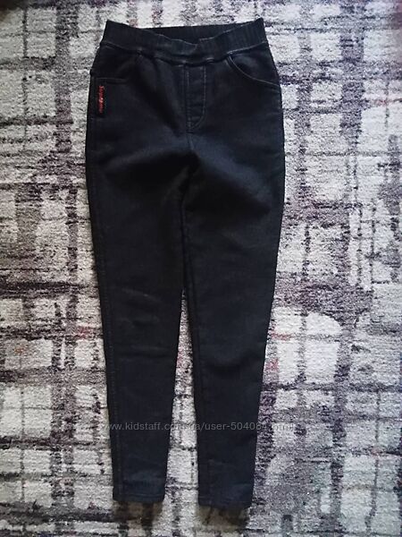 Чёрные зимние джинсы на флисе 134 р