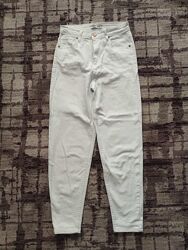 Белые джинсы мом  27 р.