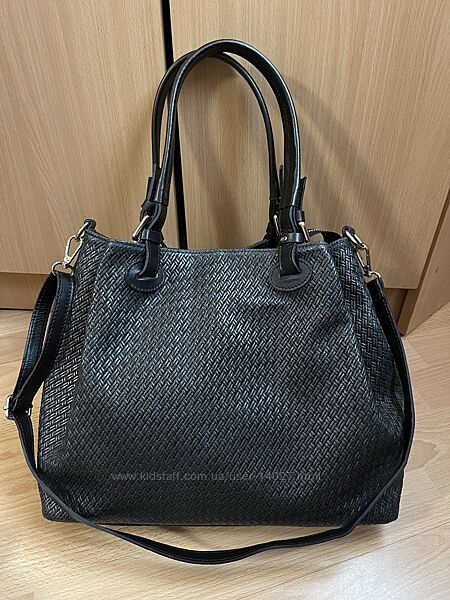 Крутая чёрная кожаная  сумка с узором в виде плетения  , Made in Italy