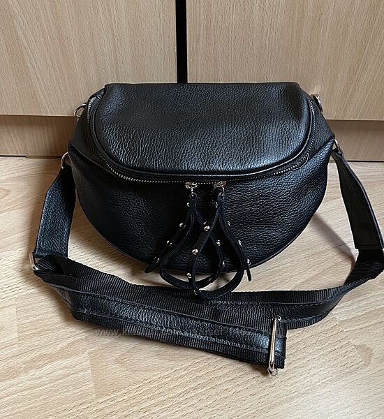 Чёрная сумка кроссбоди на широком ремне, натуральная кожа Made in Italy