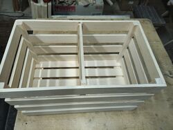 Деревяний ящик з поперечною перегородкою