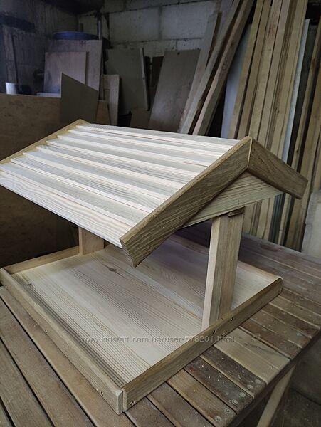 Велика мега годівниця для птахів