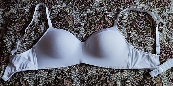 Бесшовный бюстгальтер с формованными чашками фирмы Tu. Размер 32 D