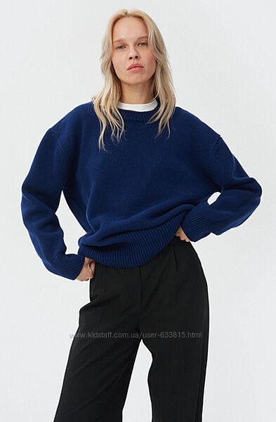 Кашемировый свитер темно синего цвета. 