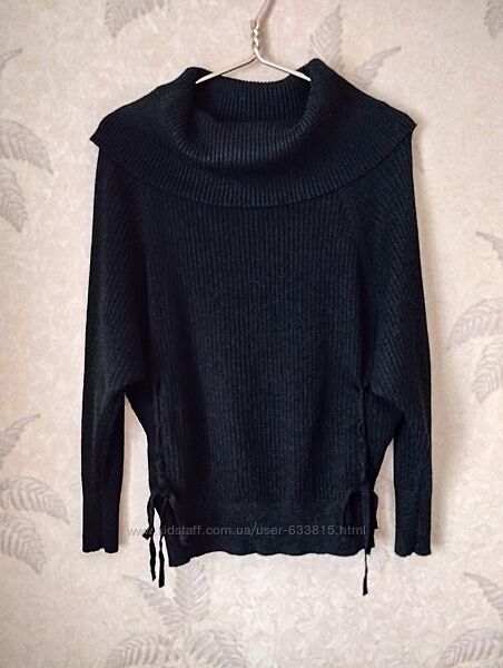 Приятный свитер с объемным воротником.