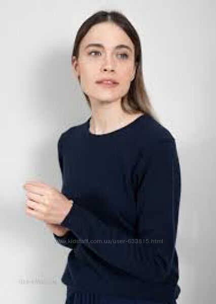 Свитер темно синего цвета из 100 кашемира.