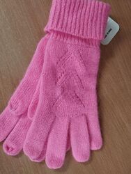 Ярко розовые перчатки.