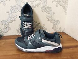 Кожаные кроссовки на липучках clarks