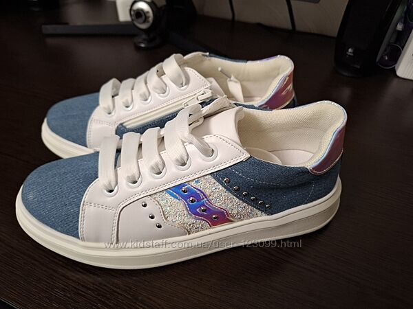 Продам кросівки-кеди фірма Bata Італія дуже гарні.