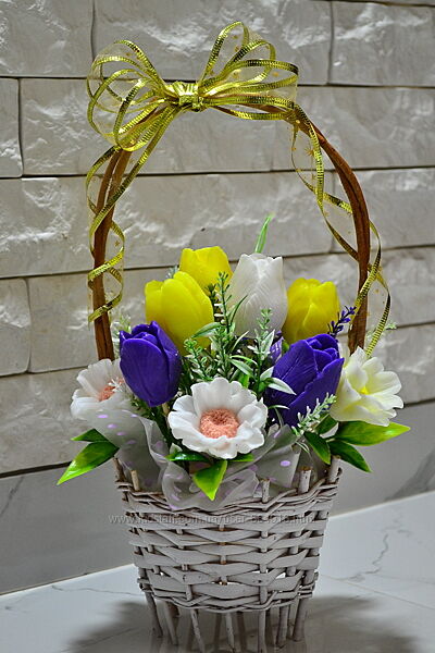 Весенний букет с тюльпанами, ромашками из мыла в плетенной корзинке