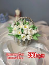 Чарівна композиція  комплімент з крокусами в корзинці з еко-лози.