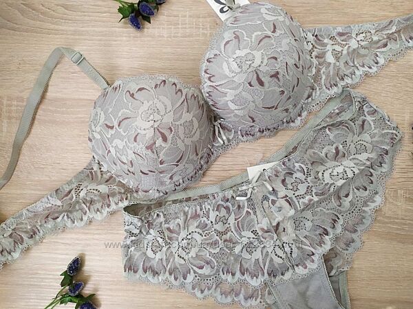 Комплект нижньої білизни. Чашка В другий розмір Бюстгальтер труси 